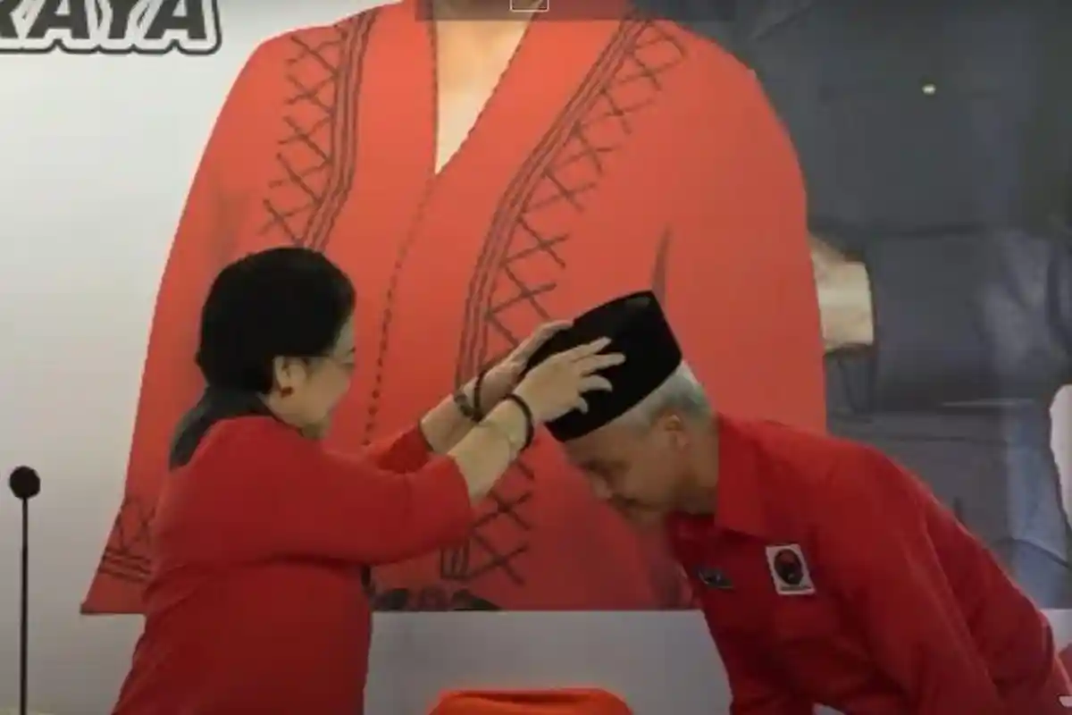 Simbol Kopiah Hitam dari Megawati ke Capres PDIP Ganjar Pranowo dan Tugaskan Puan Menangkan Pilpres