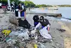 20260606_memungut-sampah-di-Pantai-Teluk-Awur.jpg