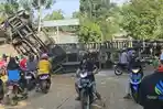Truk-Kontainer-terguling-di-Jalan-RA-Kardinah-Jepara-Senin-142024.jpg