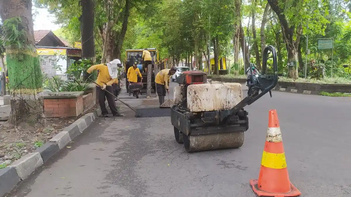Persiapan Nataru 2023-2024, DPUPKP Sleman Perbaiki Jalanan yang Rusak