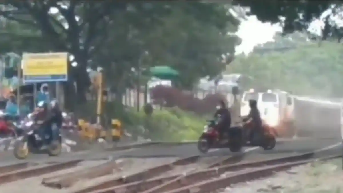 Tiga Pemotor Nekat Terobos Palang Pintu Kereta Api di Cimindi, Nyaris Tertabrak KA
