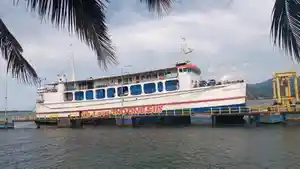 KMP-Swarna-Kartika-bersandar-di-Dermaga-Pelabuhan-Feri-Mamuju-Kamis-2622026.jpg