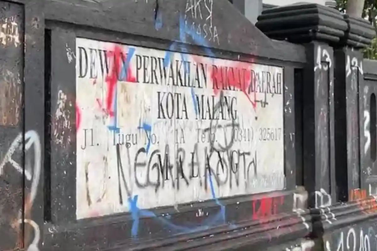 LIVE VIDEO SITUASI Terbaru Gedung DPRD Kota Malang Setelah Demo Ricuh, Tembok Gosong Bekas Terbakar