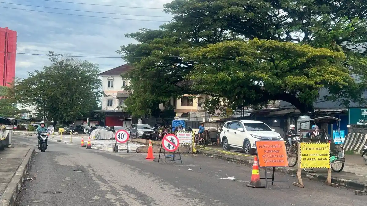 Perbaikan Jalan Aroepala - Hertasning Picu Kemacetan, Kontraktor Minta Maaf