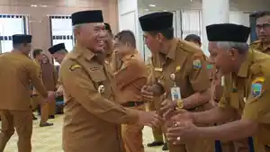 Bupati-Kotabaru-Muhammad-Rusli-menyalami-sejumlah-pejabat-usai-pelantikan1.jpg