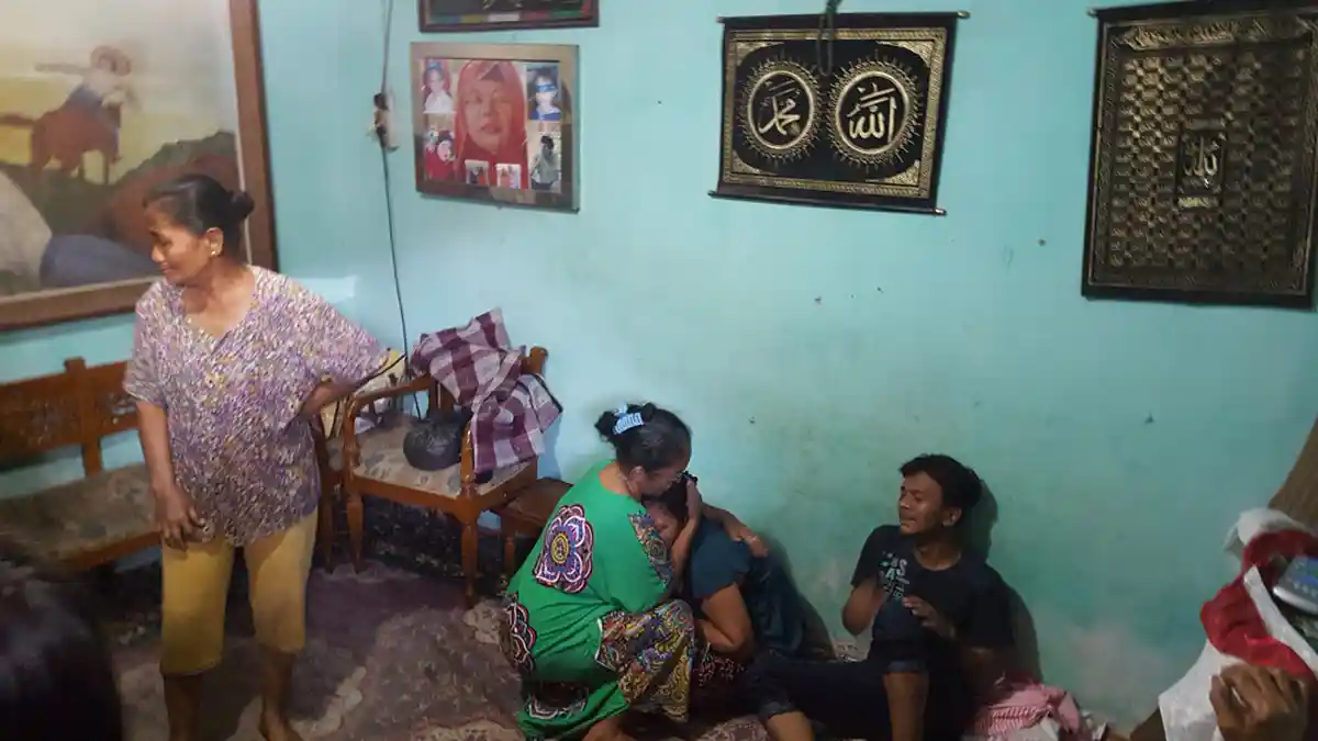Banjir Medan Tewaskan 2 Bocah, Erni Menangis Mencari Jasad Anaknya