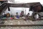 Mengungsi Di Jalur Kereta Api 