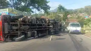 Truk-bermuatan-pupuk-terguling-di-Jalan-Raya-Nagreg-Desa-Ciherang-Kecamatan-Nagreg.jpg
