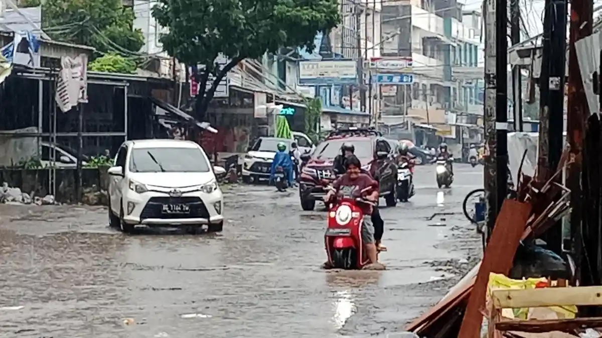 Genangan Air Tutupi Jalan Segaran Palembang yang Berlubang, Pengendara Harus Hati-hati Saat Melintas