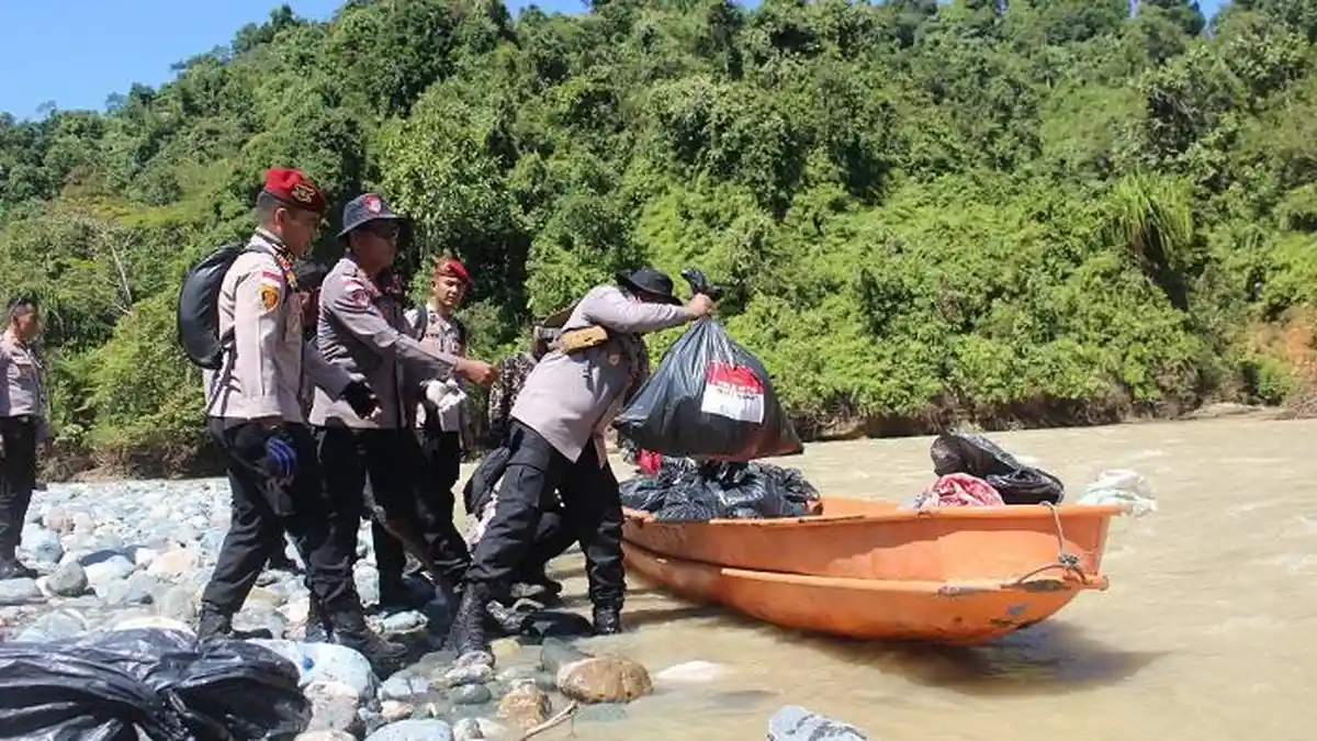 Kapolres Aceh Barat Terobos Daerah Terisolir, Salurkan Bantuan Sembako dan Pengobatan Gratis