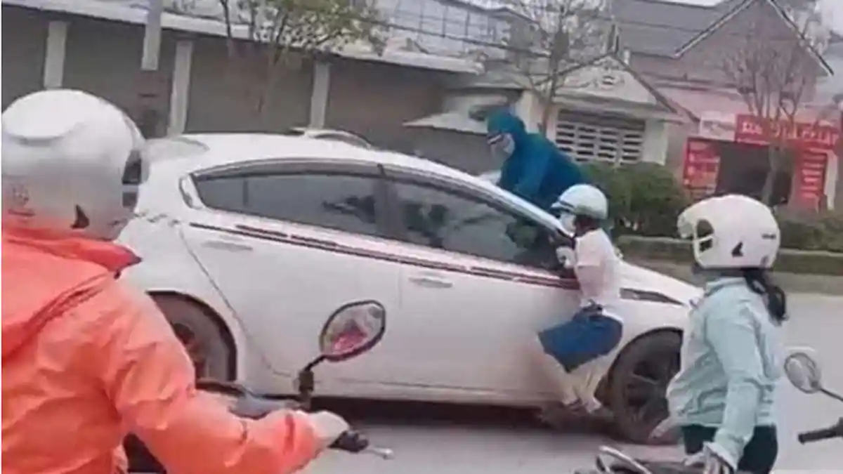 Pergoki Suami Bareng Selingkuhan, Wanita Ini dan Iparnya Gelantungan di Mobil, Aksinya Bikin Heboh