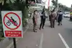 Petugas Gabungan Menertibkan Parkir Liar di Tangerang