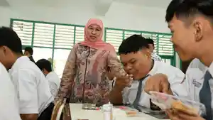 Khofifah-Tinjau-Pembagian-Makanan-di-Sekolah_20250113_143340.jpg