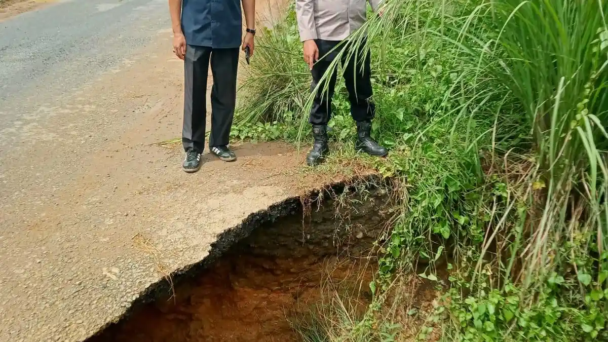 Jalan Menuju Pasar Induk Sembayat Seluma Ambles, Pengendara Diminta Waspada