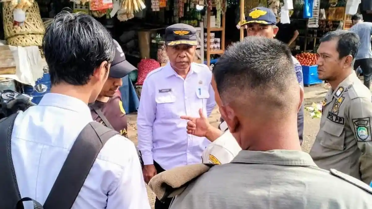 Tinjau Arus Lalu Lintas Pasar Blangpidie, Dishub Abdya Larang Pedagang Jualan di Bahu Jalan