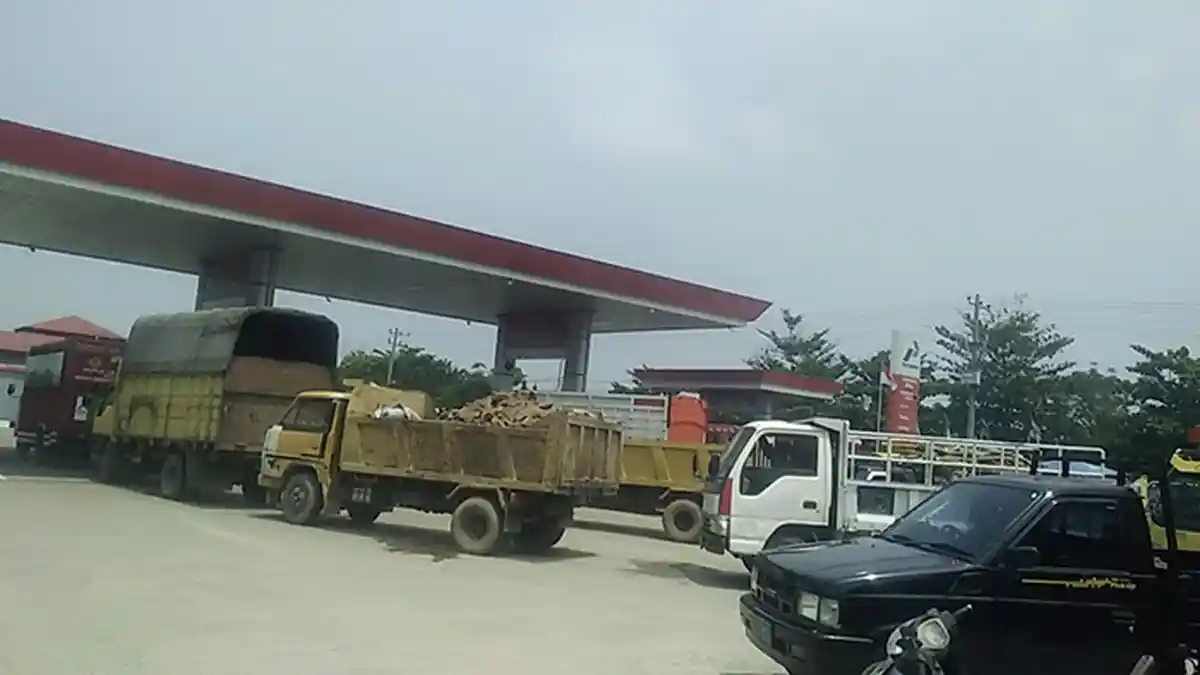 Puluhan Dum Truk dan Mobil Diesel Antre di SPBU Juli Bireuen, Diduga Solar Langka