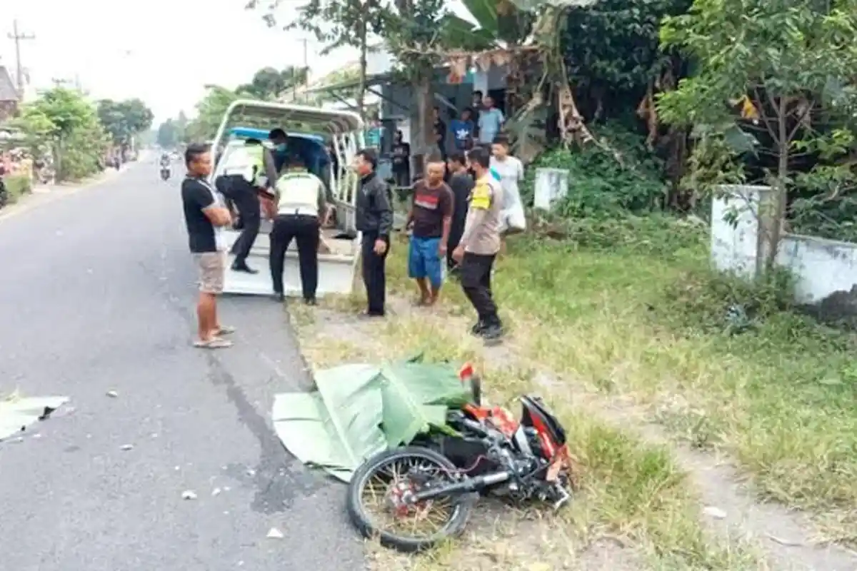 Adu Keras di Blitar, Pengendara Ninja Tak Bergerak Setelah Terpental Dihantam Truk