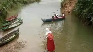 Anak-sekolah-menggunakan-perahu-2.jpg