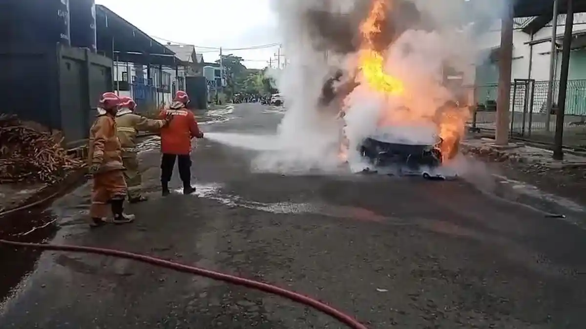 Kronologi Mobil Listrik Hyundai Kona Terbakar di Kebomas Gresik, Pemilik Selamat Tanpa Luka