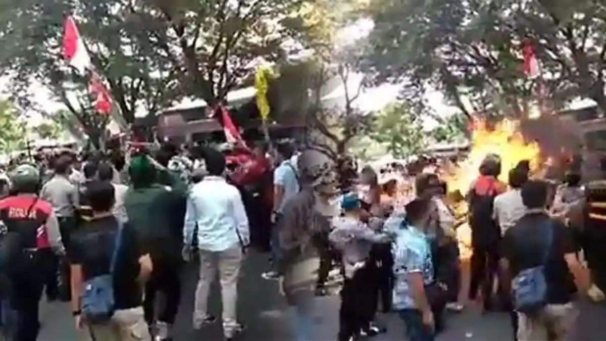 Terbakar saat Amankan Demo, Ipda Erwin Luka Parah, Bripda Yudi Menangis, Berteriak Kepanasan