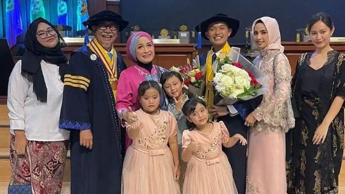 Jadi Wisudawan tertua, Intip Momen Deddy Mizwar Raih Gelar Doktor Bersama Putranya
