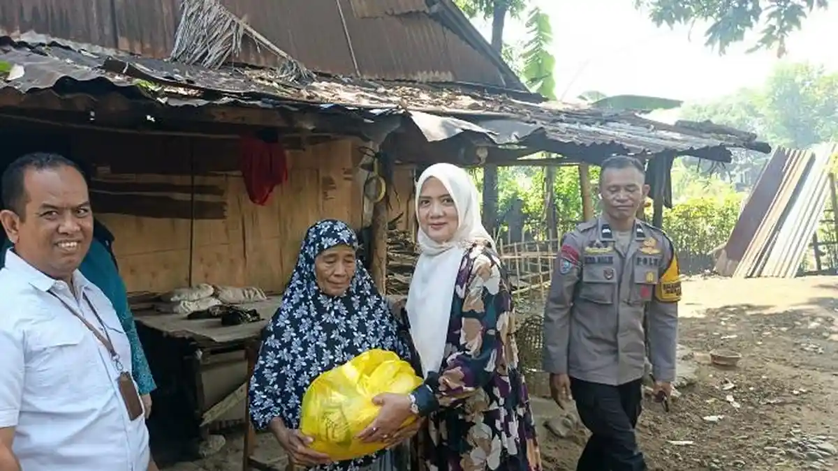 Ketua PKK Takalar Salurkan Bantuan ke Korban Angin Puting Beliung