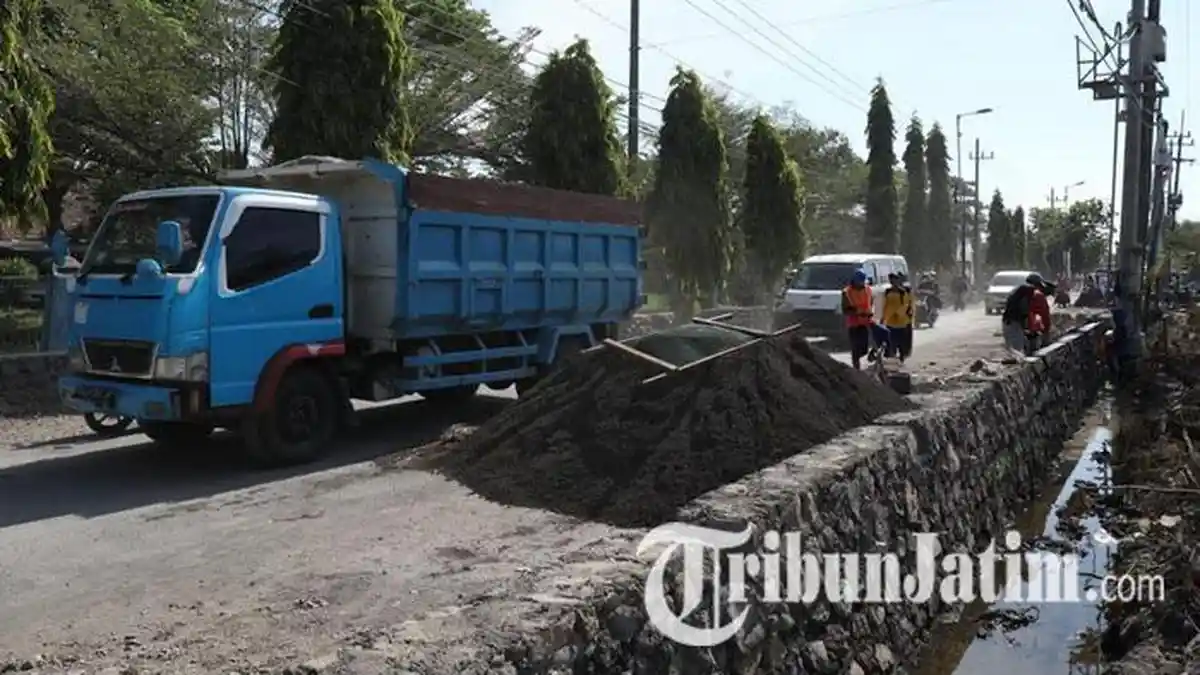 Lakukan Betonisasi Jalan Menuju Kampung Nelayan Sidoarjo, Bupati Gus Muhdlor: Prioritas