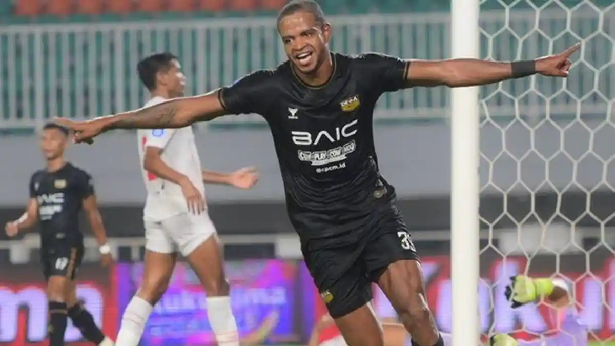 GOOOL Persib Bandung vs Dewa United, Gawang Kevin Ray Mendoza Kebobolan, 0-1 Buat Dewa United