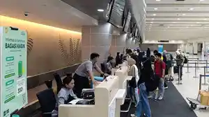 BANDARA-SAMRAT-Suasana-di-ruang-check-in-di-terminal-keberangkatan-Bandara-InternasionalLO.jpg
