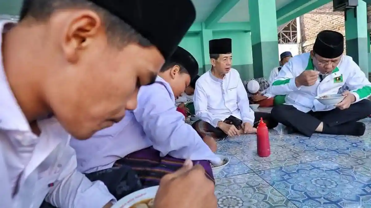 Silaturahmi ke Ponpes di Jembrana Bali, Mardiono Makan Bakso Bareng Santri