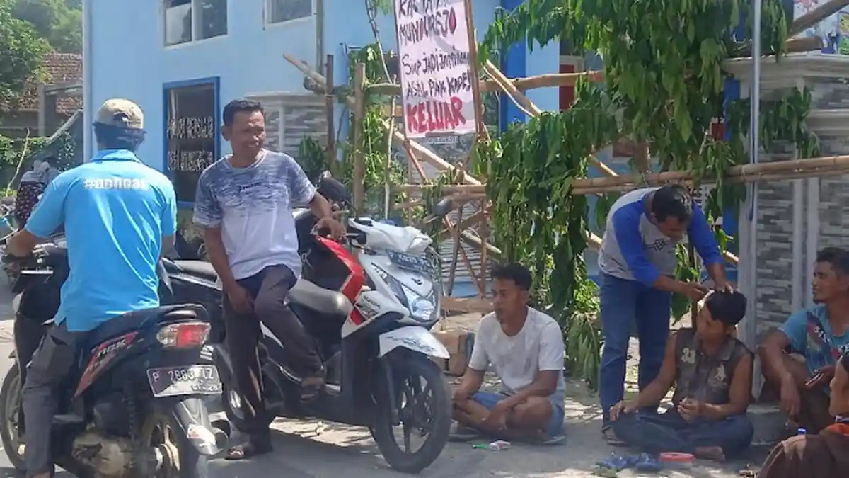 Dengan Menyegel Balai Desa, Warga Jember Berharap Jaksa Membebaskan Kades Tersangka Korupsi