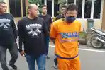Tersangka-RTH-alias-Antok-saat-digelandang-ke-Gedung-Bidang-Humas-Mapolda-Jatim.jpg