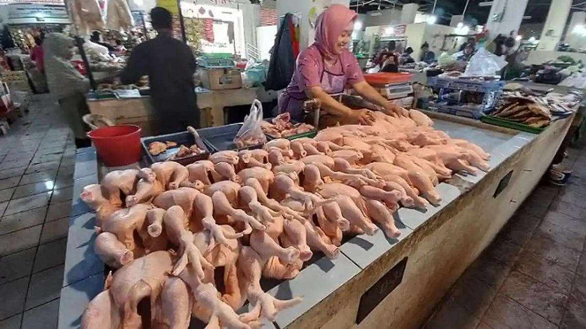 Sepi Pembeli, Harga Daging Ayam Potong di Pasar Manis Ciamis Ikut Turun