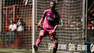 Eskpresi-Maarten-Paes-setelah-menepis-penendang-penalti-FC-Utrecht.jpg