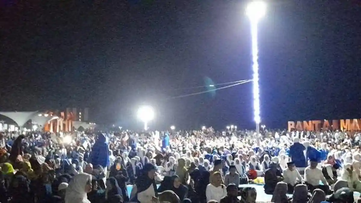 Ribuan Warga Mamuju Padati Anjungan Pantai Manakarra Dengar Ceramah UAS
