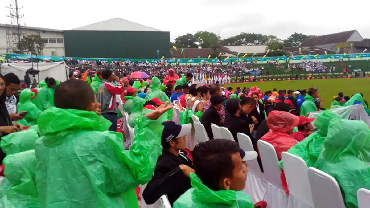 Atlet Peparnas Pakai Jas Hujan, Para Pejabat Gunakan Payung