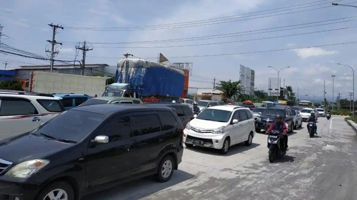 Mobil Berpelat Nomor Luar Kota Dominasi Exit Tol Solo-Kertosono di Ngasem Karanganyar