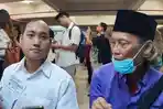 Ayah-menemani-anaknya-melamar-pekerjaan.jpg