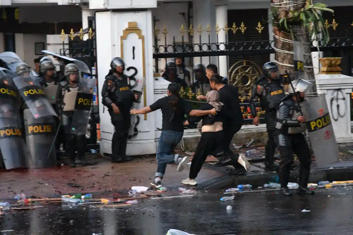 5 Fakta Demo Tolak UU TNI di Surabaya: Diwarnai Pelemparan Bom Molotov, 3 Mahasiswa Diamankan