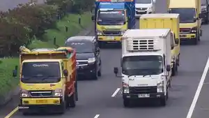 Truk-truk-logistik-melaju-di-jalan-tol.jpg