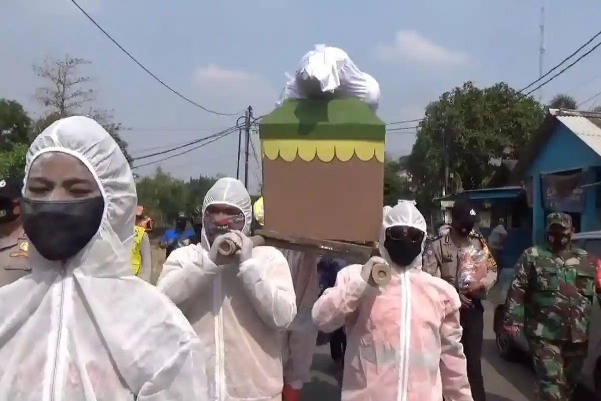 Petugas Bawa Peti Covid-19 dan Replika Jenazah Saat Razia Masker di Cakung Barat