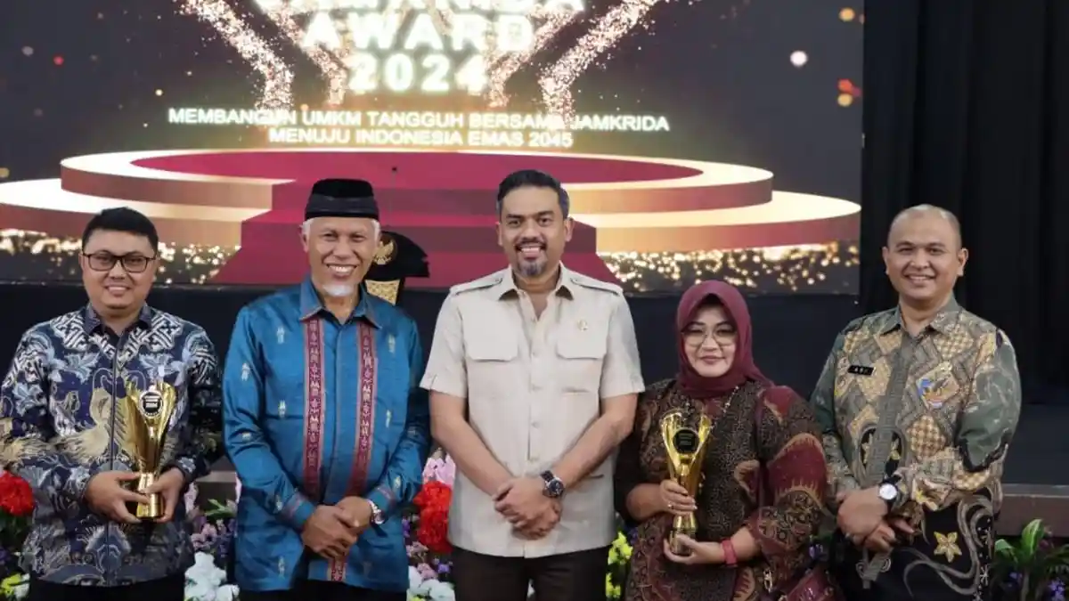 Pemprov Sumbar Raih Peringkat 1, Gubernur Mahyeldi Terima Penghargaan dari Menteri UMKM