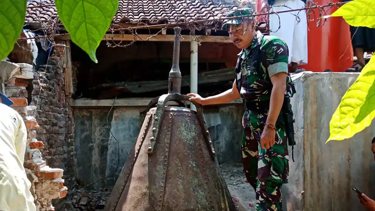 Serda Tedi A Gusti Bantu Proses Pemindahan Lampu Mercusuar Berusia Lebih 136 Tahun
