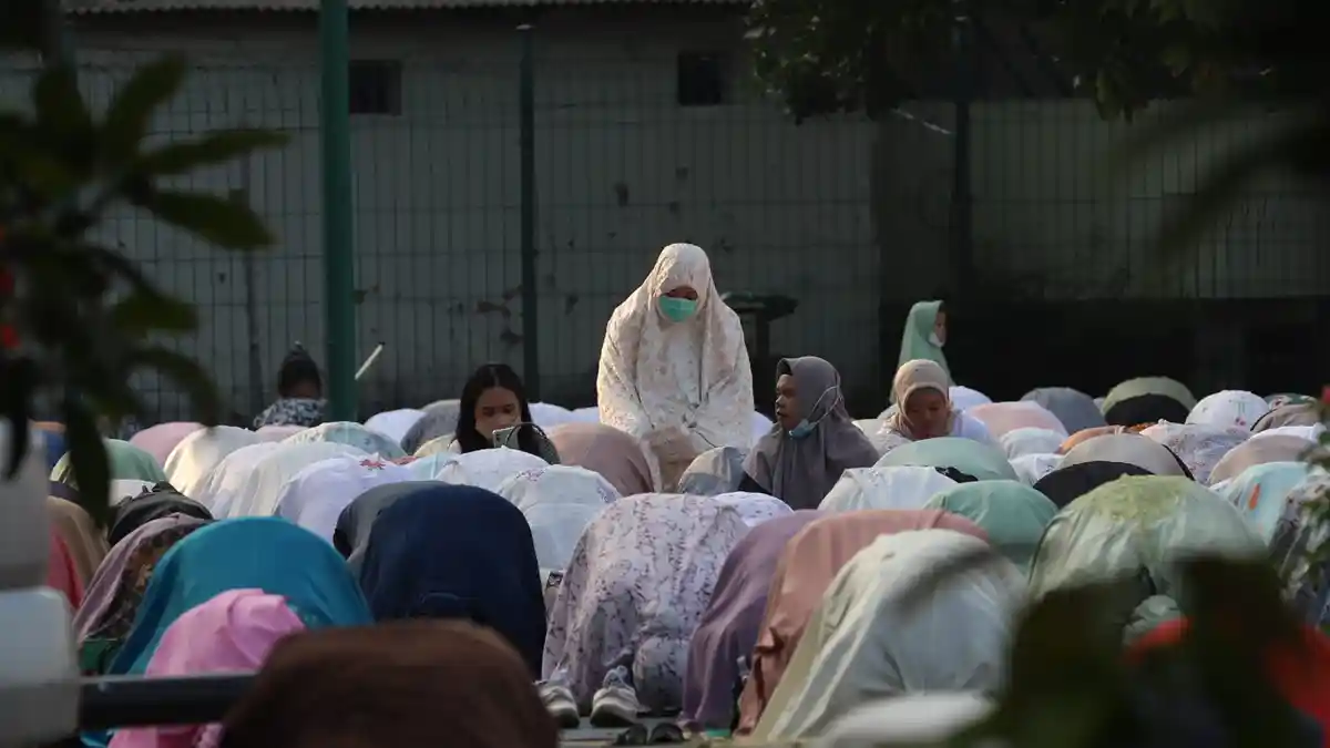 Tata Cara Shalat Idul Fitri Sendiri di Rumah untuk Perempuan, Dilengkapi Niat dan Doa Iftitah