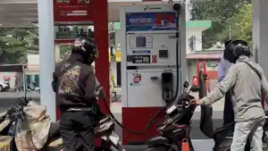 Junet-seorang-kurir-logistik-mengisi-BBM-jenis-Pertamax-di-SPBU-3412703.jpg