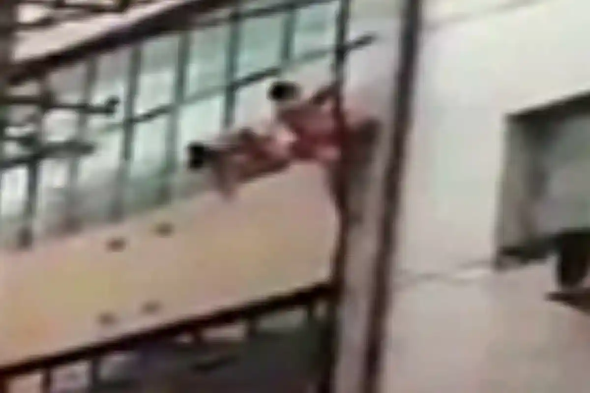 VIDEO- Kepergok Berbuat Amoral dengan Istri Orang, Pria Telanjang Jatuh dari Flat Lantai III