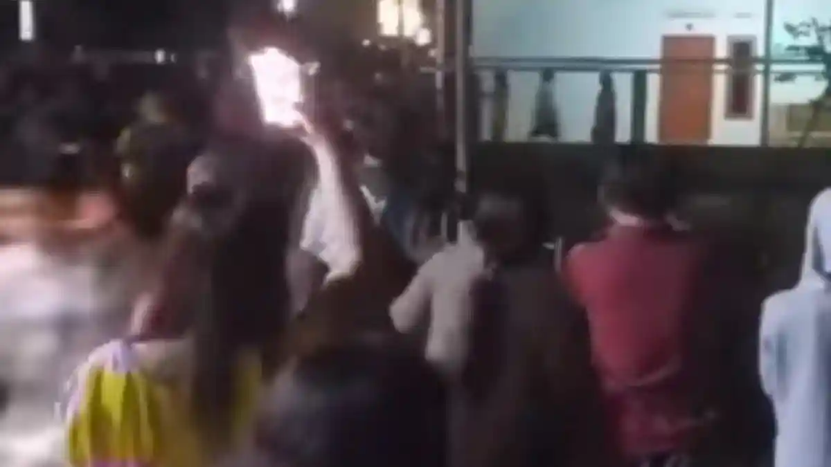 Viral Istri Sah Pergoki Suami Berduaan, Langsung Pukul Wanita Selingkuhan, Warga Ikut Ngamuk