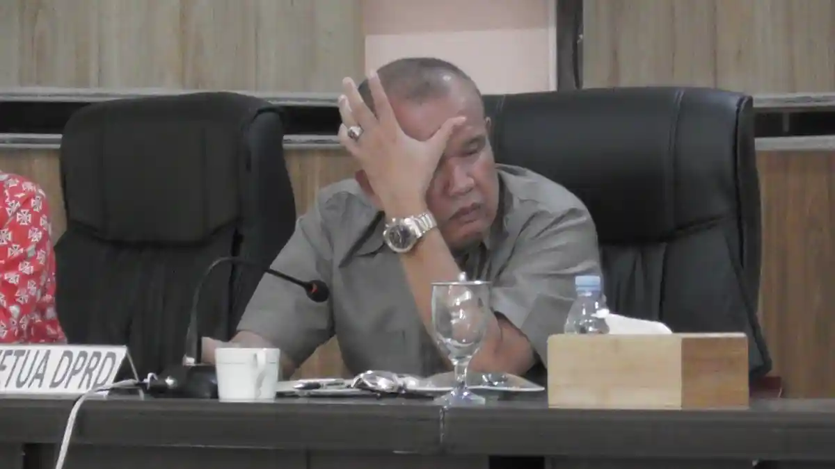 Eliakim Bingung Mau Duduk di Mana