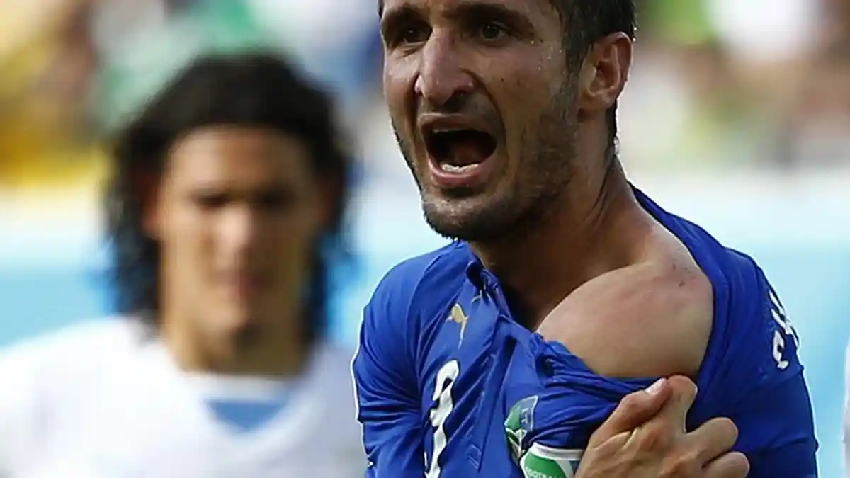 Luis Suarez Kembali Gigit Lawan, Kali Ini Chiellini