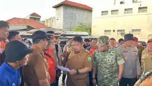 Bupati-Subang-Reynaldy-Putra-Andita-meninjau-pengungsian-banjir.jpg